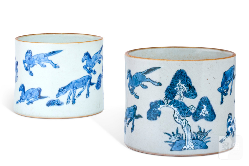 DEUX POTS À PINCEAUX EN PORCELAINE BLEU BLANC À DÉCOR DE CHEVAUX  CHINE, DYNASTIE QING (1644-1911)
